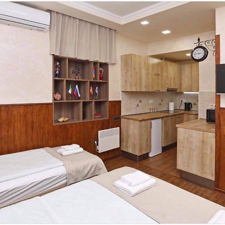 Family Mini-Hotel Martirosyan'S And Tours 예레반 외부 사진