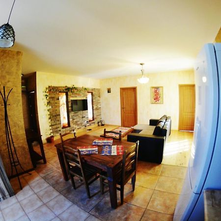 Family Mini-Hotel Martirosyan'S And Tours 예레반 외부 사진