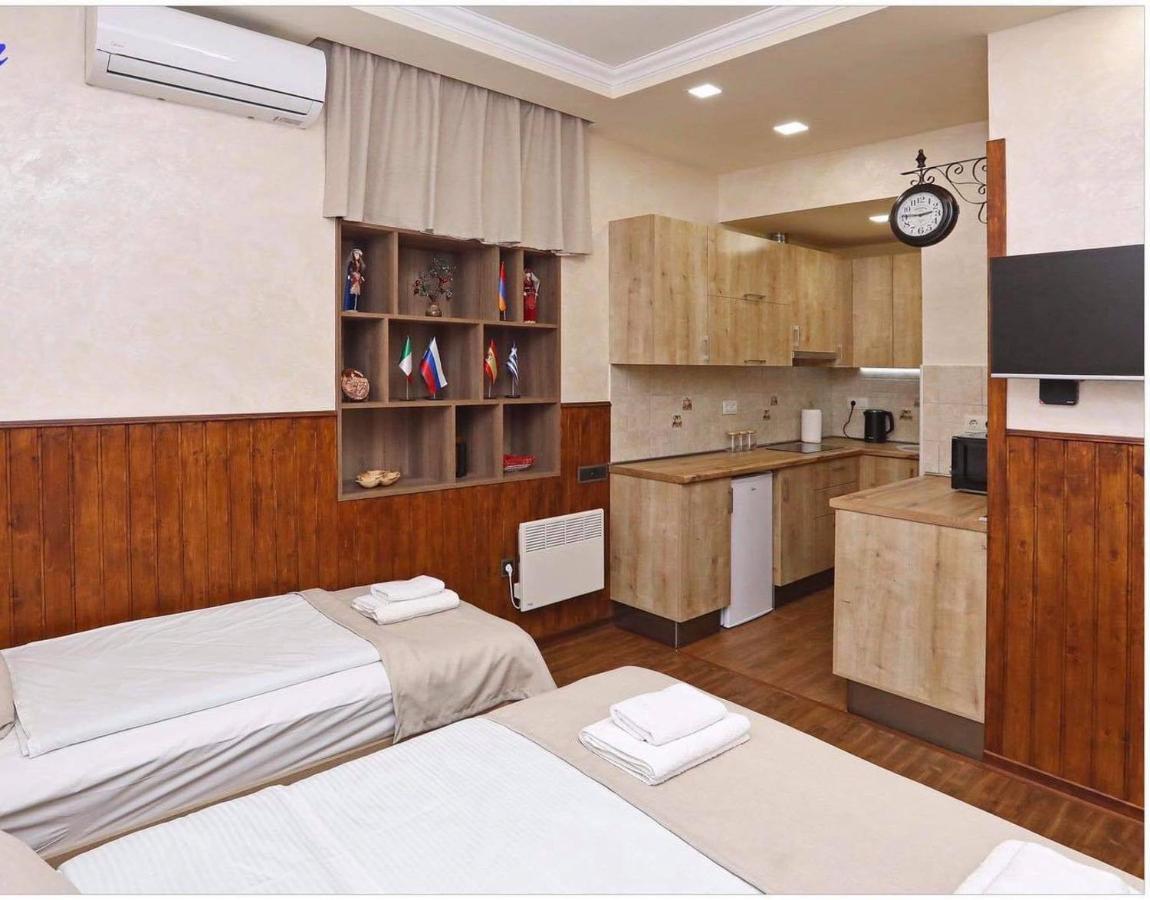 Family Mini-Hotel Martirosyan'S And Tours 예레반 외부 사진