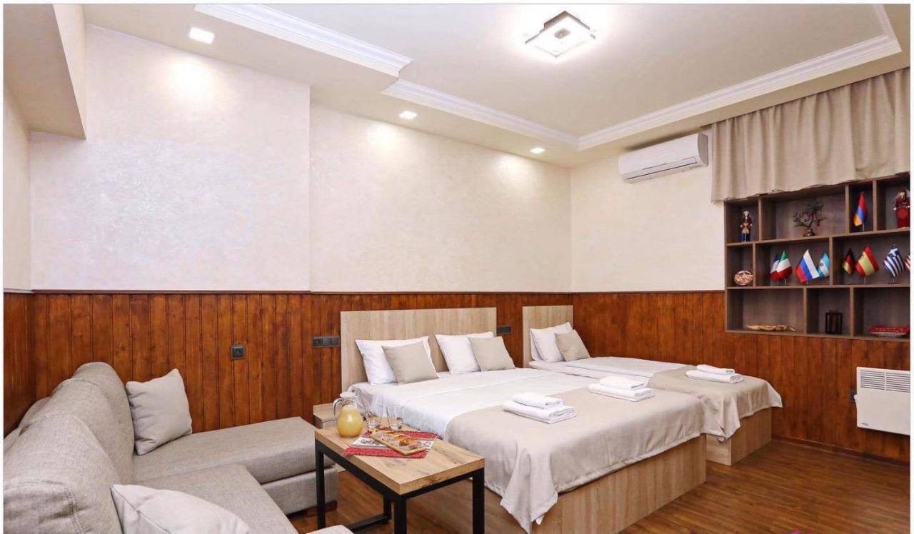 Family Mini-Hotel Martirosyan'S And Tours 예레반 외부 사진