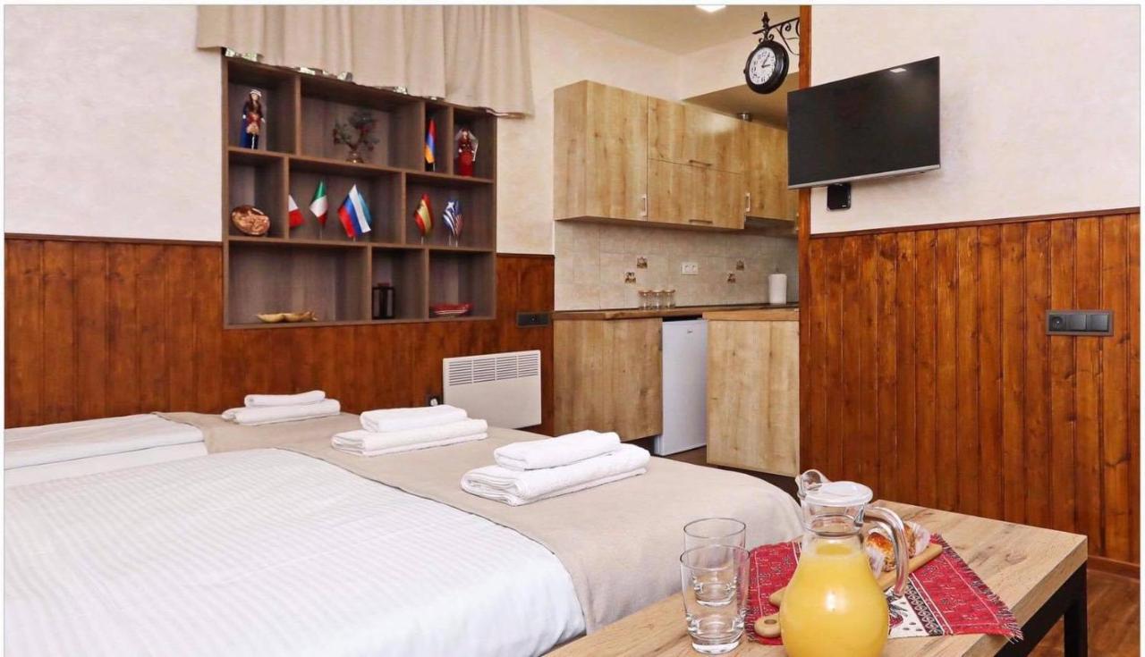 Family Mini-Hotel Martirosyan'S And Tours 예레반 외부 사진