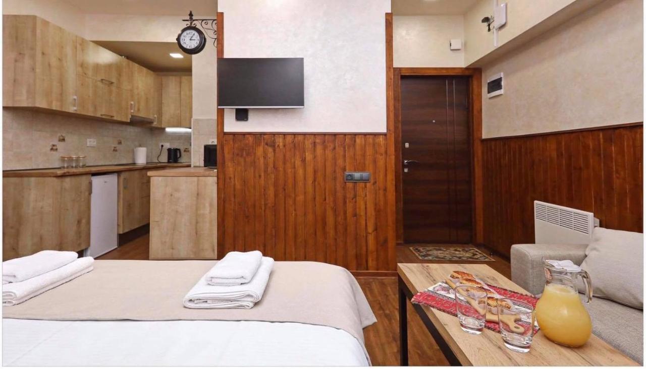 Family Mini-Hotel Martirosyan'S And Tours 예레반 외부 사진