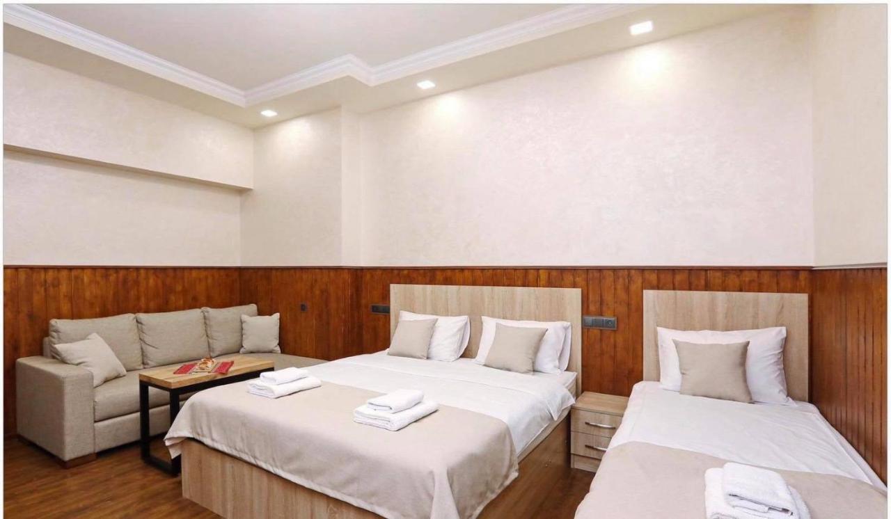 Family Mini-Hotel Martirosyan'S And Tours 예레반 외부 사진
