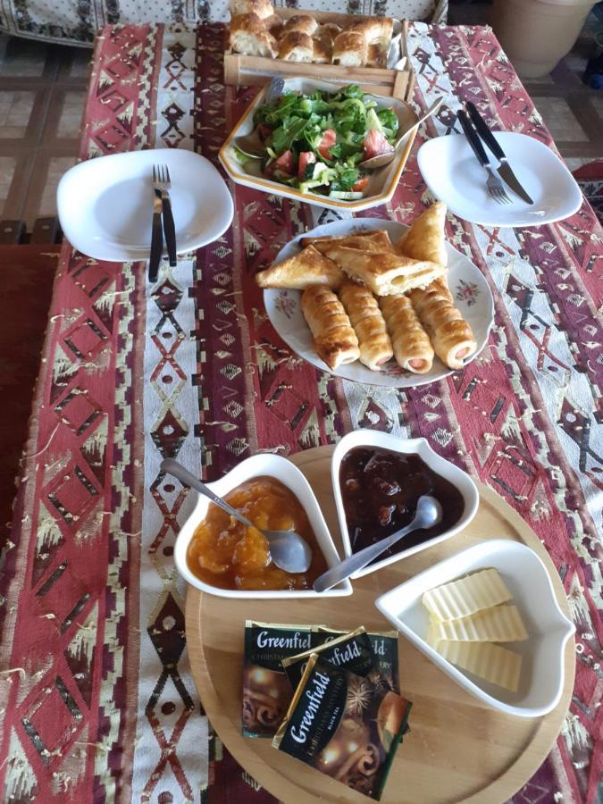 Family Mini-Hotel Martirosyan'S And Tours 예레반 외부 사진