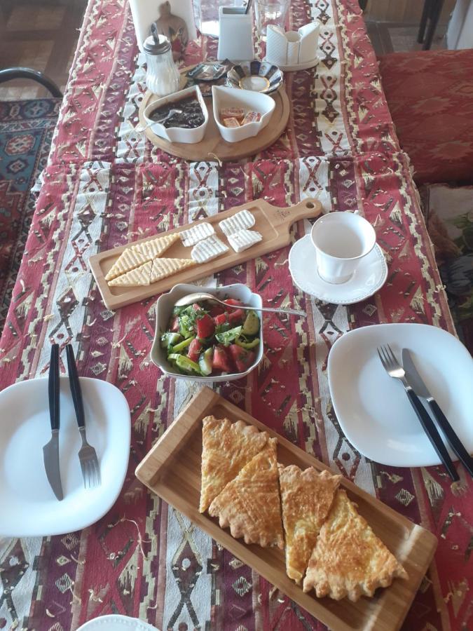 Family Mini-Hotel Martirosyan'S And Tours 예레반 외부 사진