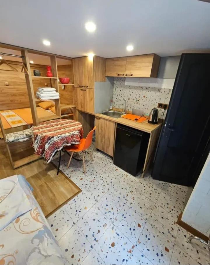 Family Mini-Hotel Martirosyan'S And Tours 예레반 외부 사진