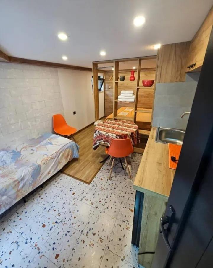 Family Mini-Hotel Martirosyan'S And Tours 예레반 외부 사진