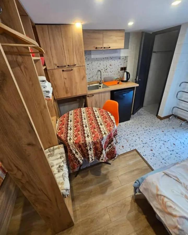 Family Mini-Hotel Martirosyan'S And Tours 예레반 외부 사진