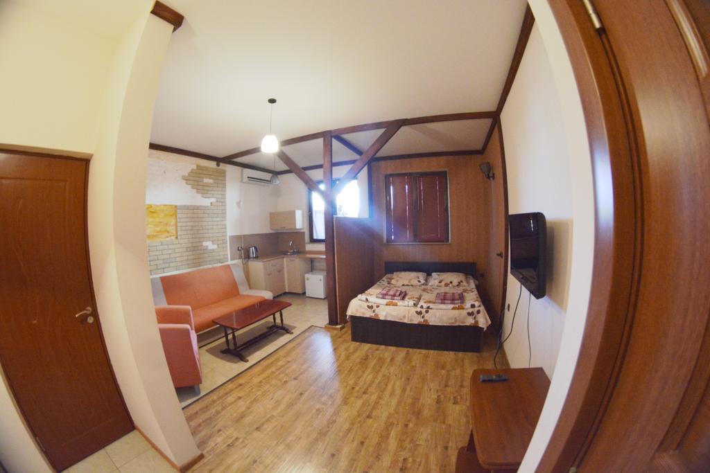 Family Mini-Hotel Martirosyan'S And Tours 예레반 객실 사진