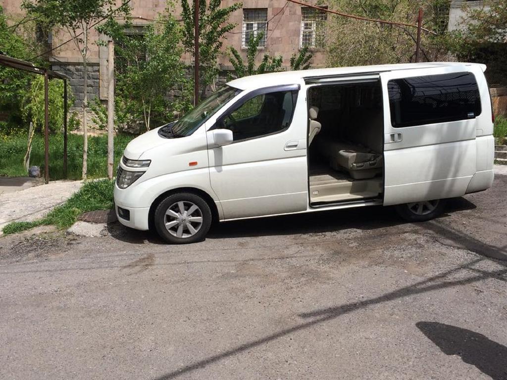 Family Mini-Hotel Martirosyan'S And Tours 예레반 외부 사진