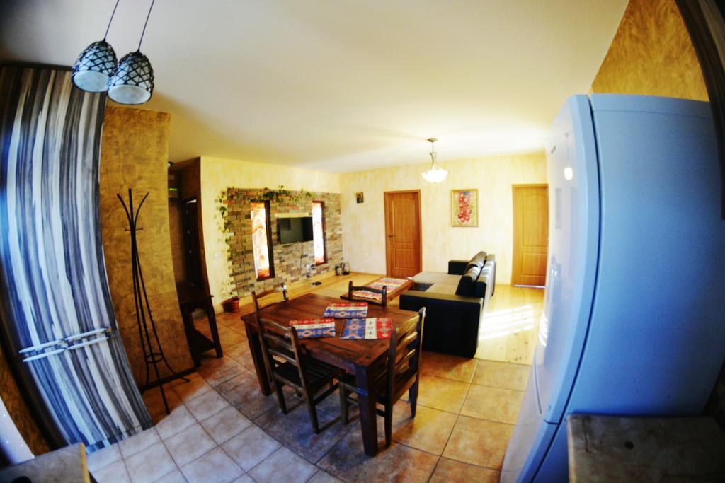 Family Mini-Hotel Martirosyan'S And Tours 예레반 외부 사진