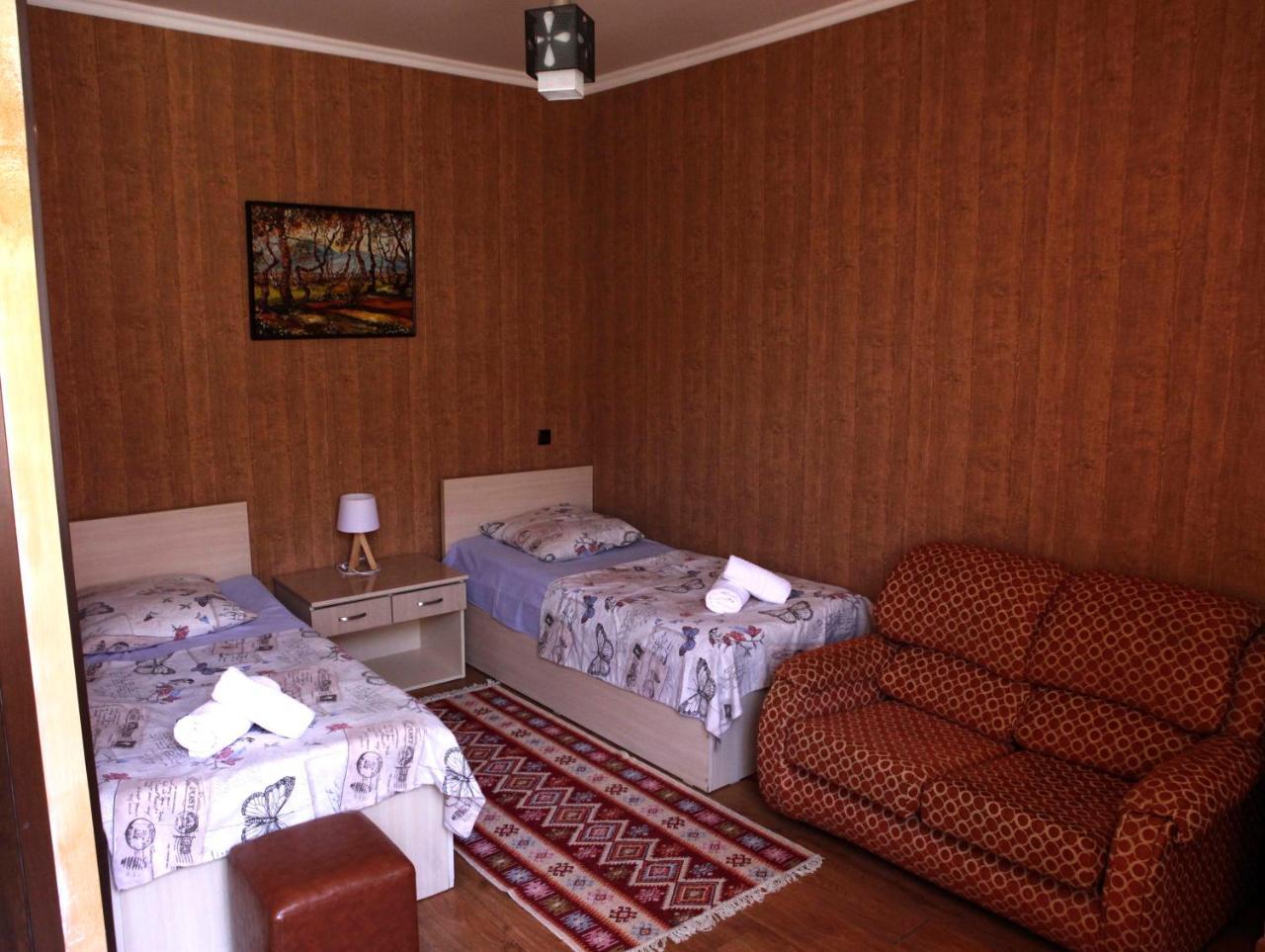 Family Mini-Hotel Martirosyan'S And Tours 예레반 외부 사진