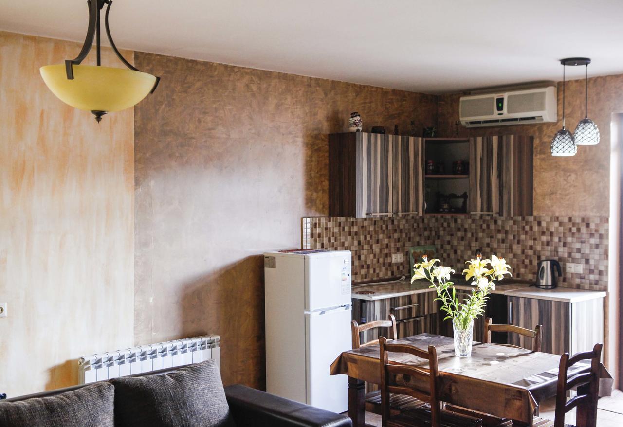 Family Mini-Hotel Martirosyan'S And Tours 예레반 외부 사진
