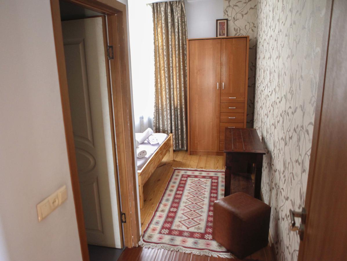 Family Mini-Hotel Martirosyan'S And Tours 예레반 외부 사진