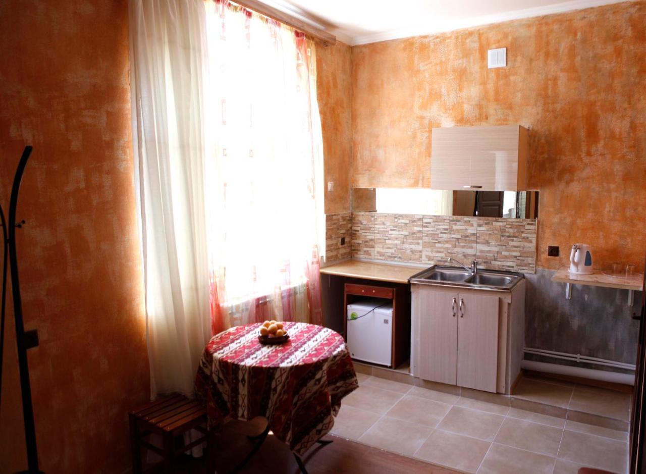Family Mini-Hotel Martirosyan'S And Tours 예레반 외부 사진