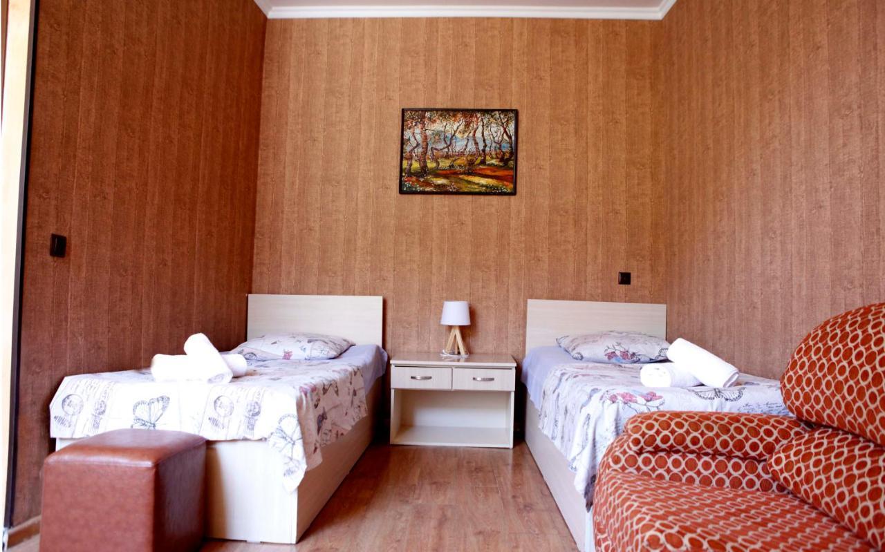 Family Mini-Hotel Martirosyan'S And Tours 예레반 외부 사진